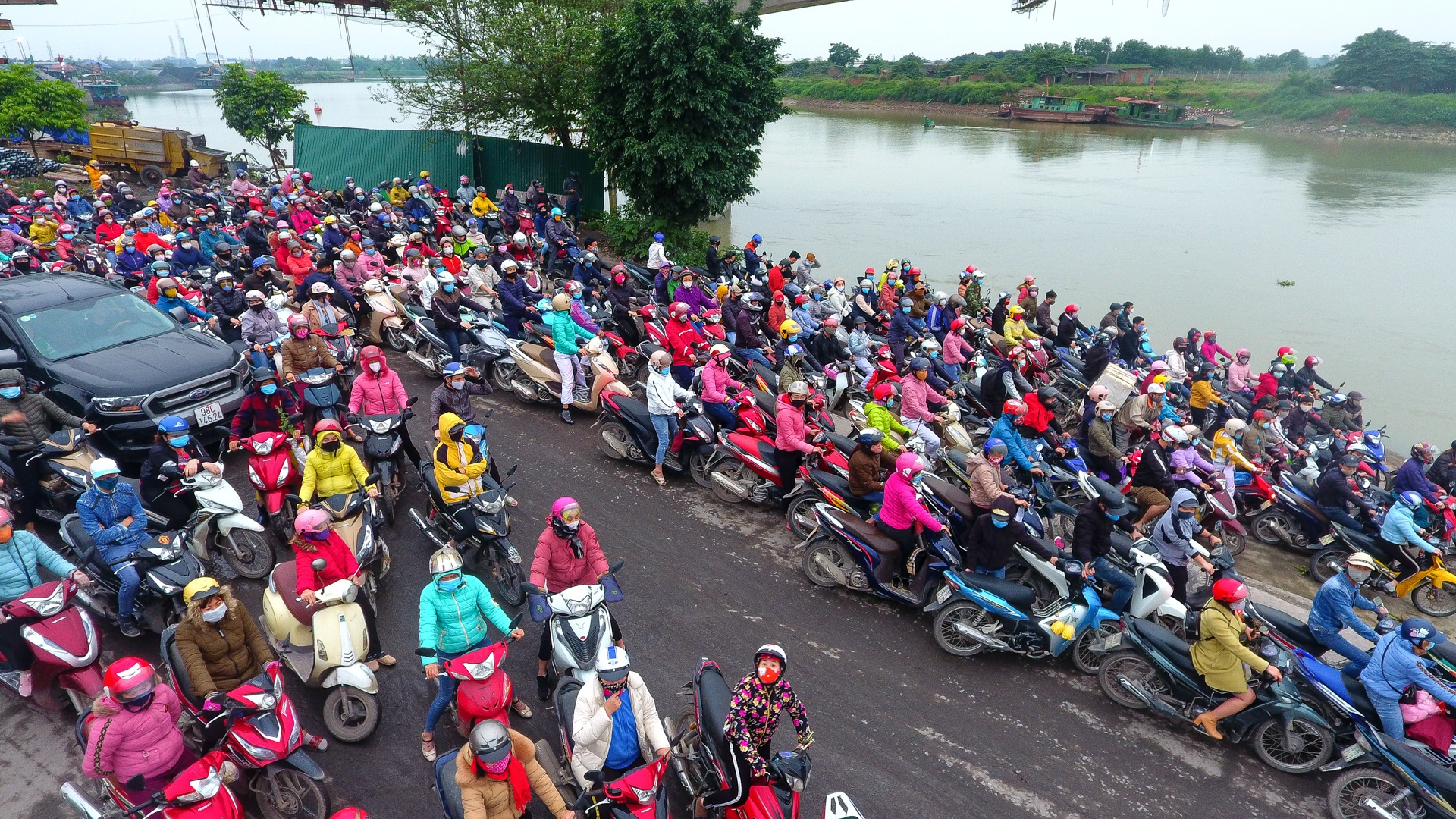 Hải Dương: Hàng ngàn người ùn ùn đợi phà giữa thời dịch Covid-19 - 21 Hải Dương: Hàng ngàn người ùn ùn đợi phà giữa thời dịch Covid-19 - 21
