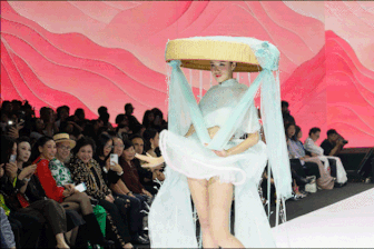 Á hậu Trái đất Trịnh Mỹ Anh gây “choáng” khi khoe vòng 3 trên sàn catwalk