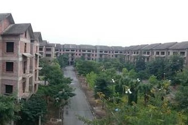 Hàng trăm biệt thự tiền tỉ bỏ hoang, cỏ dại ngập đầu