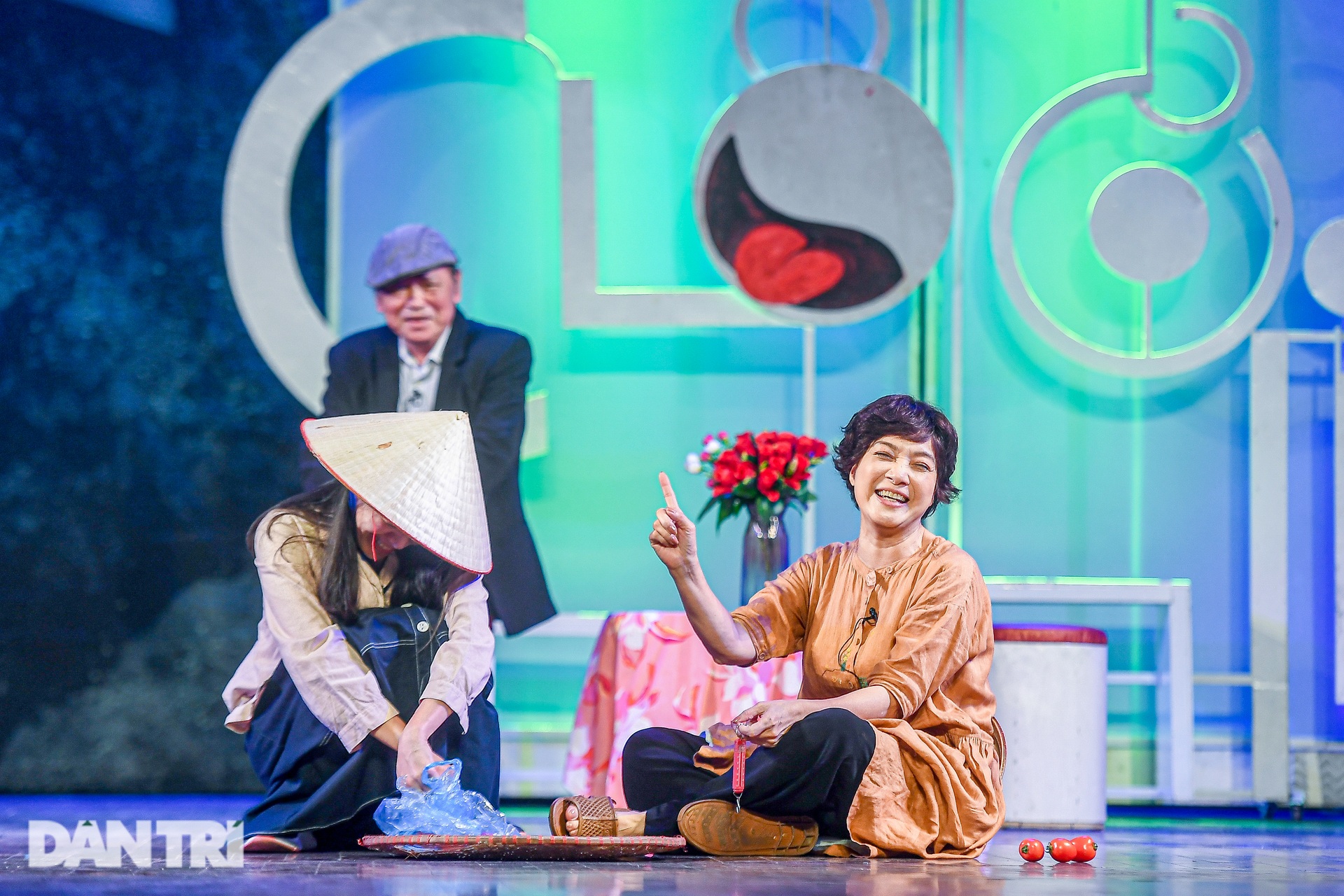 NSND Lê Khanh cười tít, NSƯT Quốc Tuấn mặc đồ ngủ lên sân khấu diễn kịch - 8 NSND Lê Khanh cười tít, NSƯT Quốc Tuấn mặc đồ ngủ lên sân khấu diễn kịch - 8