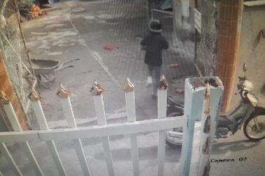Camera ghi cảnh tên trộm nhảy lò cò đi gây án
