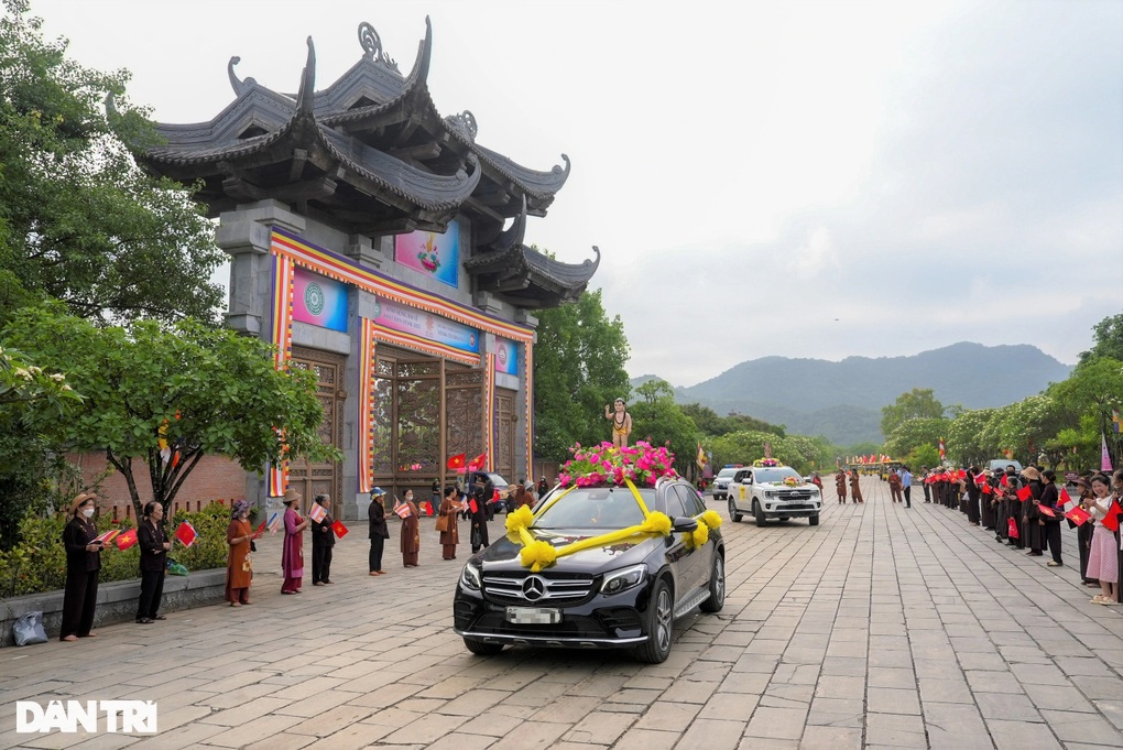 Hàng nghìn người chiêm bái, tắm Phật mừng đại lễ Phật đản tại chùa Bái Đính - 1 Hàng nghìn người chiêm bái, tắm Phật mừng đại lễ Phật đản tại chùa Bái Đính - 1