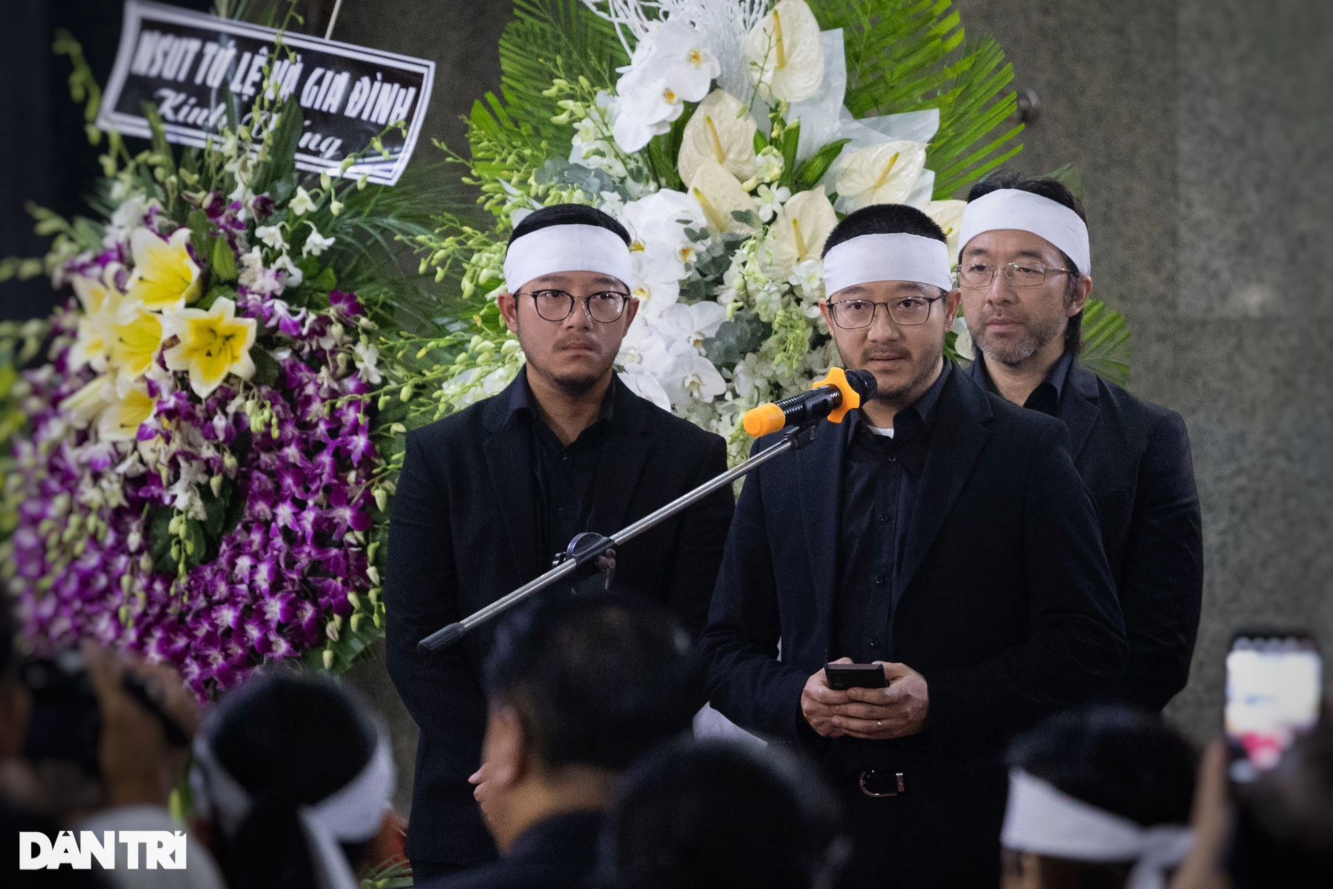 Tiễn biệt Thẩm Thúy Hằng: NSND Kim Cương đứng không vững, Mộng Tuyền nức nở - 2 Tiễn biệt Thẩm Thúy Hằng: NSND Kim Cương đứng không vững, Mộng Tuyền nức nở - 2