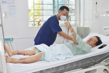 Sau bữa thịt lợn, người đàn ông nổi vân tím toàn thân, suy đa tạng