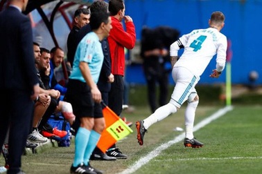 Sergio Ramos bất ngờ “mất tích” 5 phút vì lý do tế nhị