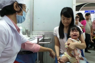 Lo ngại dịch bạch hầu, tiêm vắc xin cho 125.000 trẻ