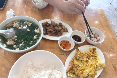 “Bữa cơm bình dân” 400.000 đồng ở Hạ Long gây tranh cãi