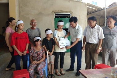 Bạn đọc Dân trí giúp đỡ hơn 61 triệu đồng đến nữ sinh nghèo bỏ thi tốt nghiệp chịu tang cha