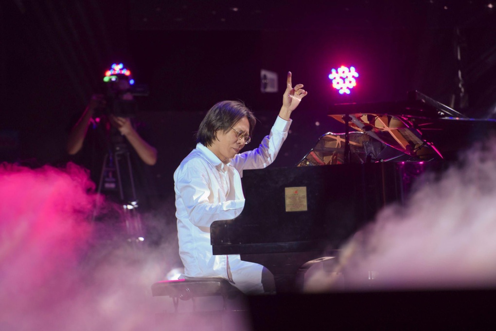 Tuổi U80, Elvis Phương vẫn nhảy máu lửa, vui tính như thanh niên - 5 Tuổi U80, Elvis Phương vẫn nhảy máu lửa, vui tính như thanh niên - 5