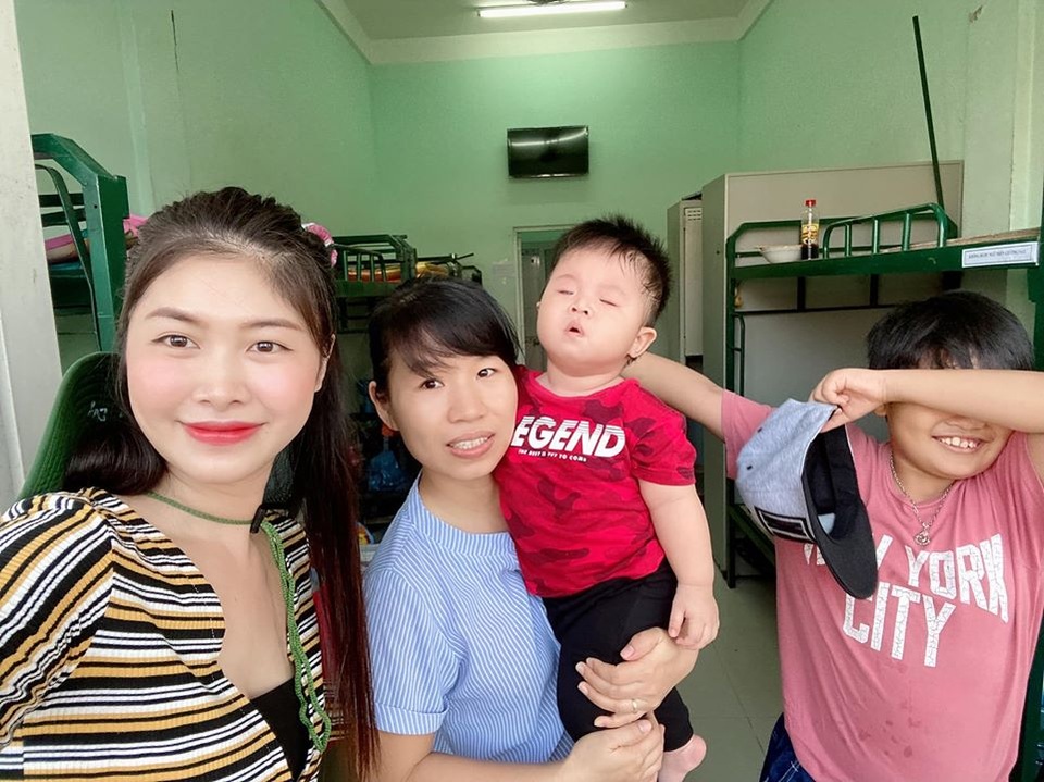 Bà xã Đăng Khôi làm điều đặc biệt dành tặng các “người hùng” ở khu cách ly - 5 Bà xã Đăng Khôi làm điều đặc biệt dành tặng các “người hùng” ở khu cách ly - 5