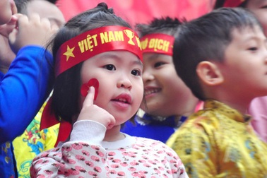 Thú vị em nhỏ hát "Việt Nam ơi" cổ động U23 Việt Nam chiến thắng