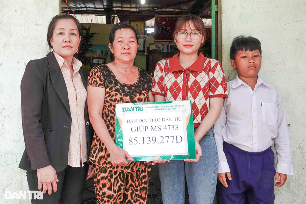 Đôi vợ chồng nuôi con trai bại não được giúp đỡ hơn 160 triệu đồng - 1 Đôi vợ chồng nuôi con trai bại não được giúp đỡ hơn 160 triệu đồng - 1