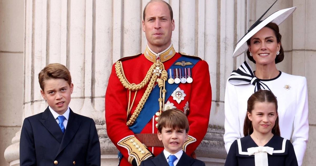 Nhà vua và Hoàng hậu quan sát nghi thức tại buổi lễ mừng sinh nhật của Quân vương (Ảnh: Reuters).