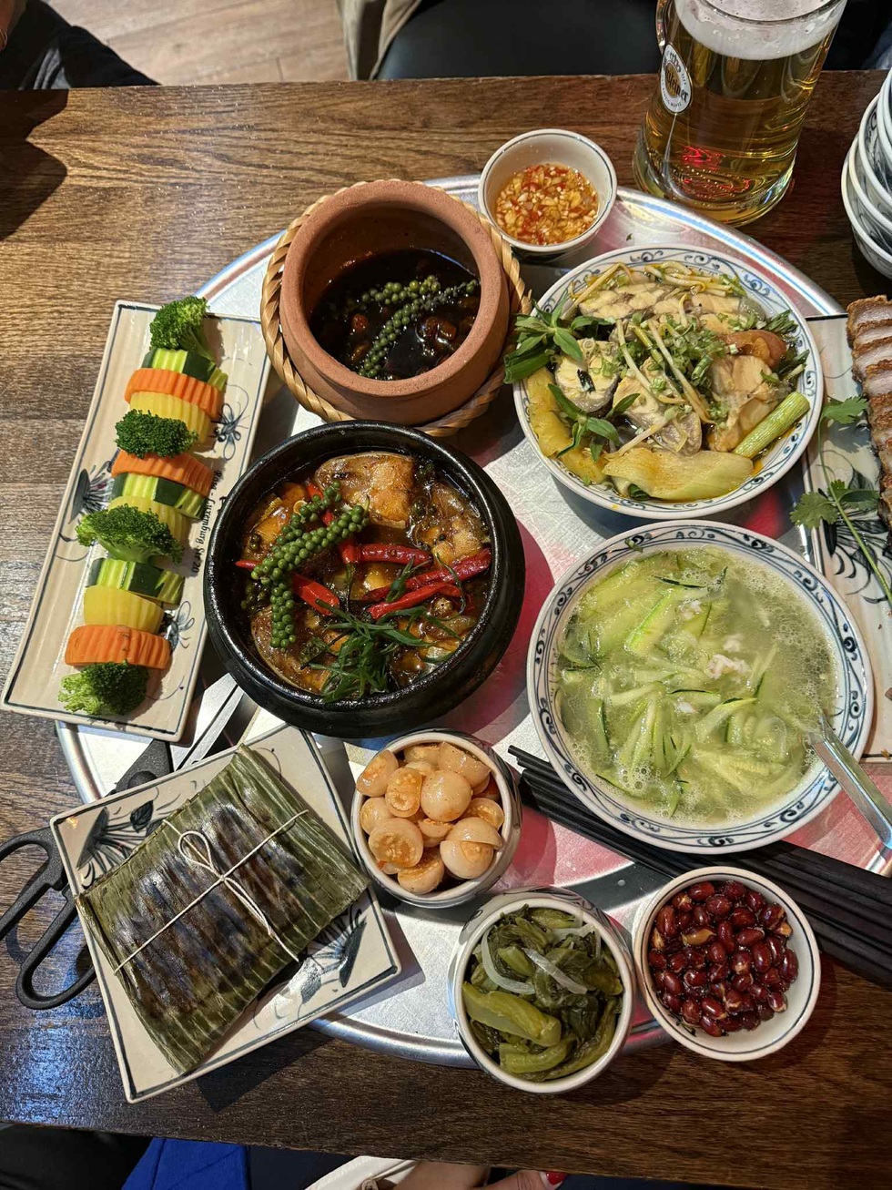Un repas vietnamien à 1,3 million de VND, composé de soupe de crabe et d'aubergines, redonne vie à un restaurant en Allemagne - 5 Mâm cơm Việt 1,3 triệu với canh cua, cà pháo vực dậy một nhà hàng ở Đức - 5