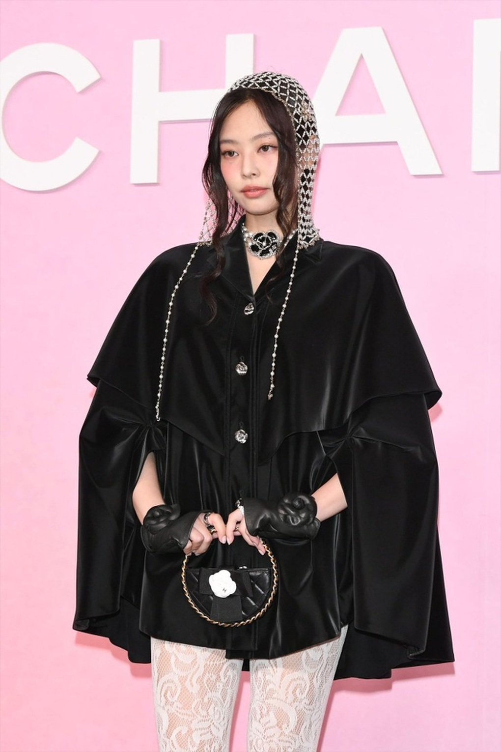 Jennie (BlackPink) sụp đổ hình tượng vì cảnh phim táo bạo, gợi dục - 3 Jennie (BlackPink) sụp đổ hình tượng vì cảnh phim táo bạo, gợi dục - 3