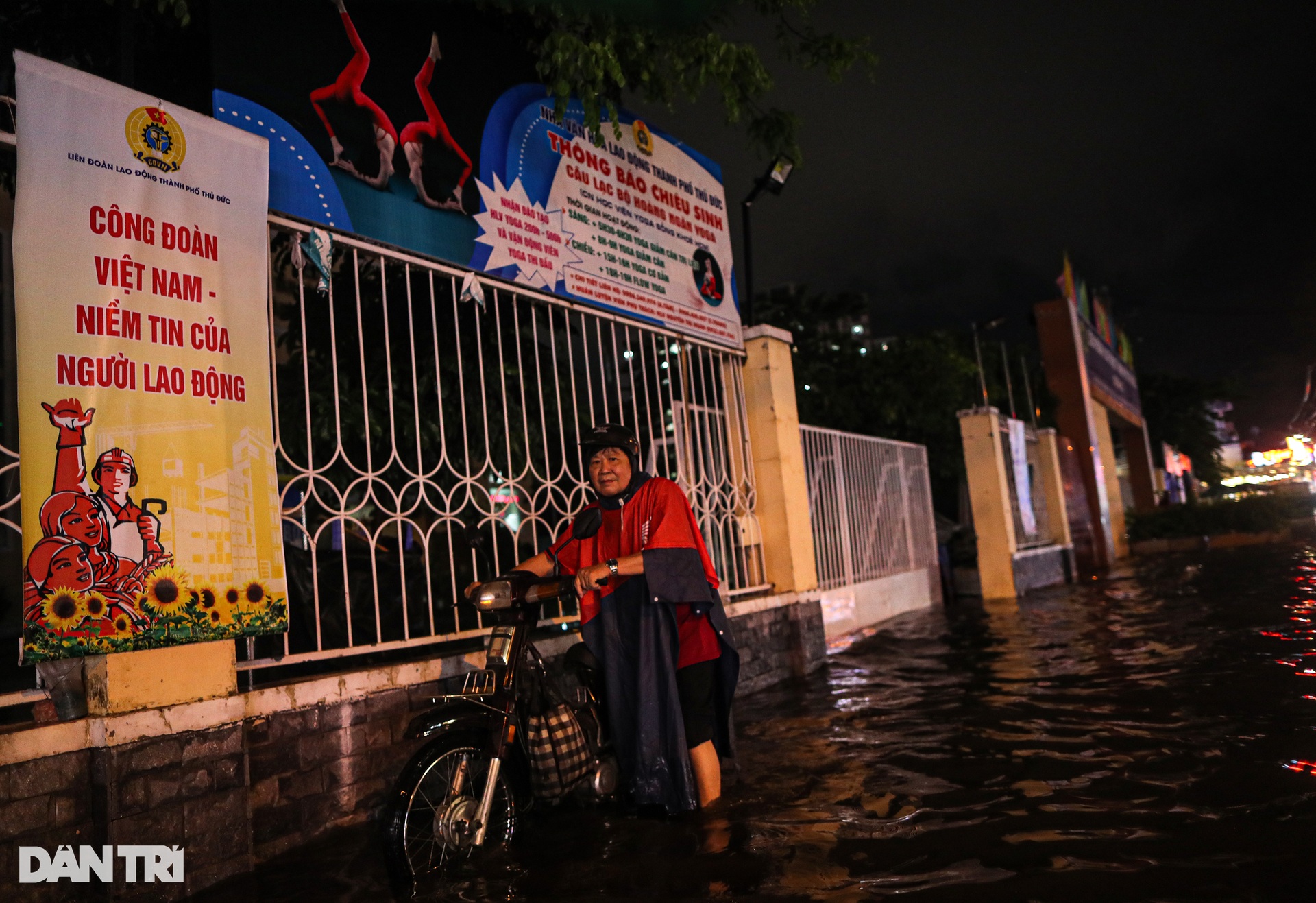 Người dân lội nước đẩy ô tô qua đường ngập sau mưa lớn ở TP Thủ Đức - 11 Người dân lội nước đẩy ô tô qua đường ngập sau mưa lớn ở TP Thủ Đức - 11