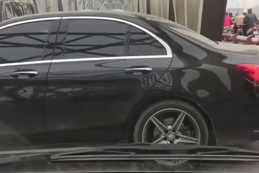 Tài xế xe sang thản nhiên quay đầu trên cầu gây ùn tắc giao thông