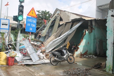 Vụ xe tải tông sập 4 nhà dân:  Mệt mỏi chờ bồi thường