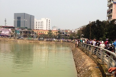 Bé trai 10 tuổi chết đuối dưới hồ nhân tạo