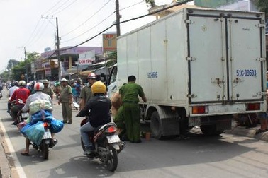 Lọt vào gầm xe, người phụ nữ 2 lần bị xe cán