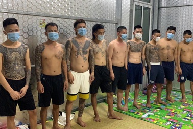 Gần chục thanh niên xăm trổ, trần mình bài bạc giữa mùa dịch