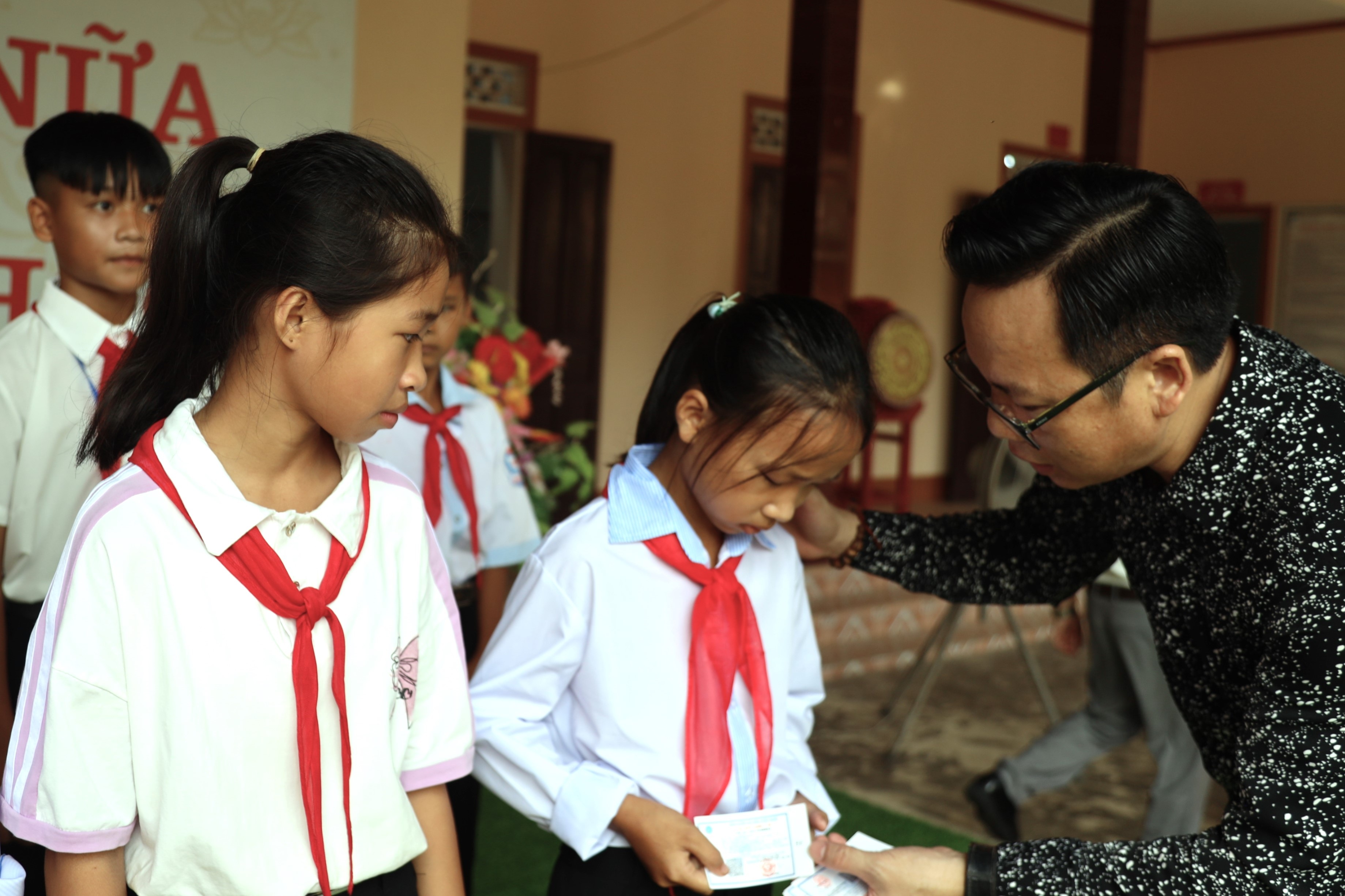 View - Báo Dân trí trao thẻ Bảo hiểm y tế tới hàng trăm học sinh miền Trung | Báo Dân trí