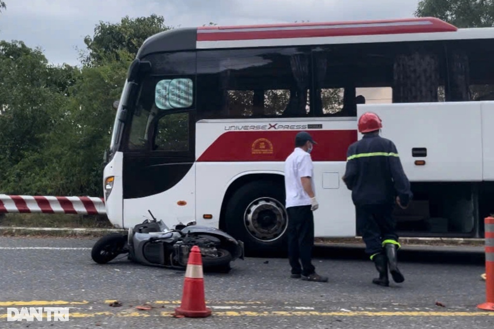 Giải cứu nữ du khách Hàn Quốc mắc kẹt dưới gầm xe khách - 1 Giải cứu nữ du khách Hàn Quốc mắc kẹt dưới gầm xe khách - 1