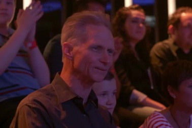 Bà cụ 71 tuổi nhảy múa cuồng nhiệt nhận nút vàng