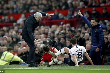 HLV Mourinho suýt gãy chân khi va chạm với cầu thủ Man Utd