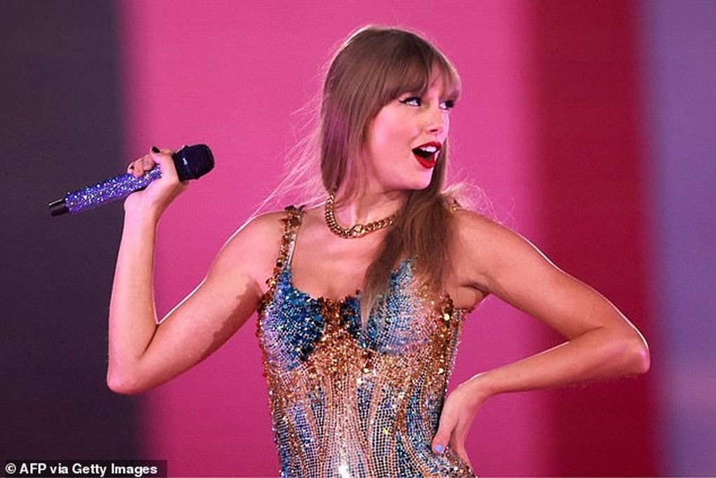 Taylor Swift became a USD billionaire at the age of 33 - 1