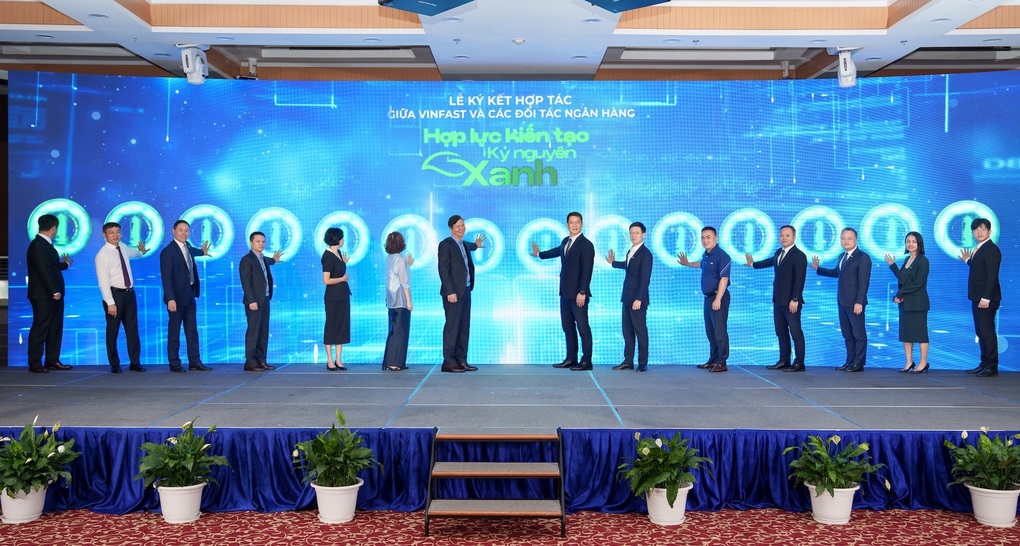 VinFast cùng 12 ngân hàng, tổ chức tài chính hỗ trợ người dân Hà Nội chuyển sang xe điện - 1 VinFast cùng 12 ngân hàng, tổ chức tài chính hỗ trợ người dân Hà Nội chuyển sang xe điện - 1