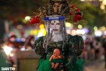 Giới trẻ TPHCM hóa trang kỳ dị chơi Halloween sớm trên phố Nguyễn Huệ