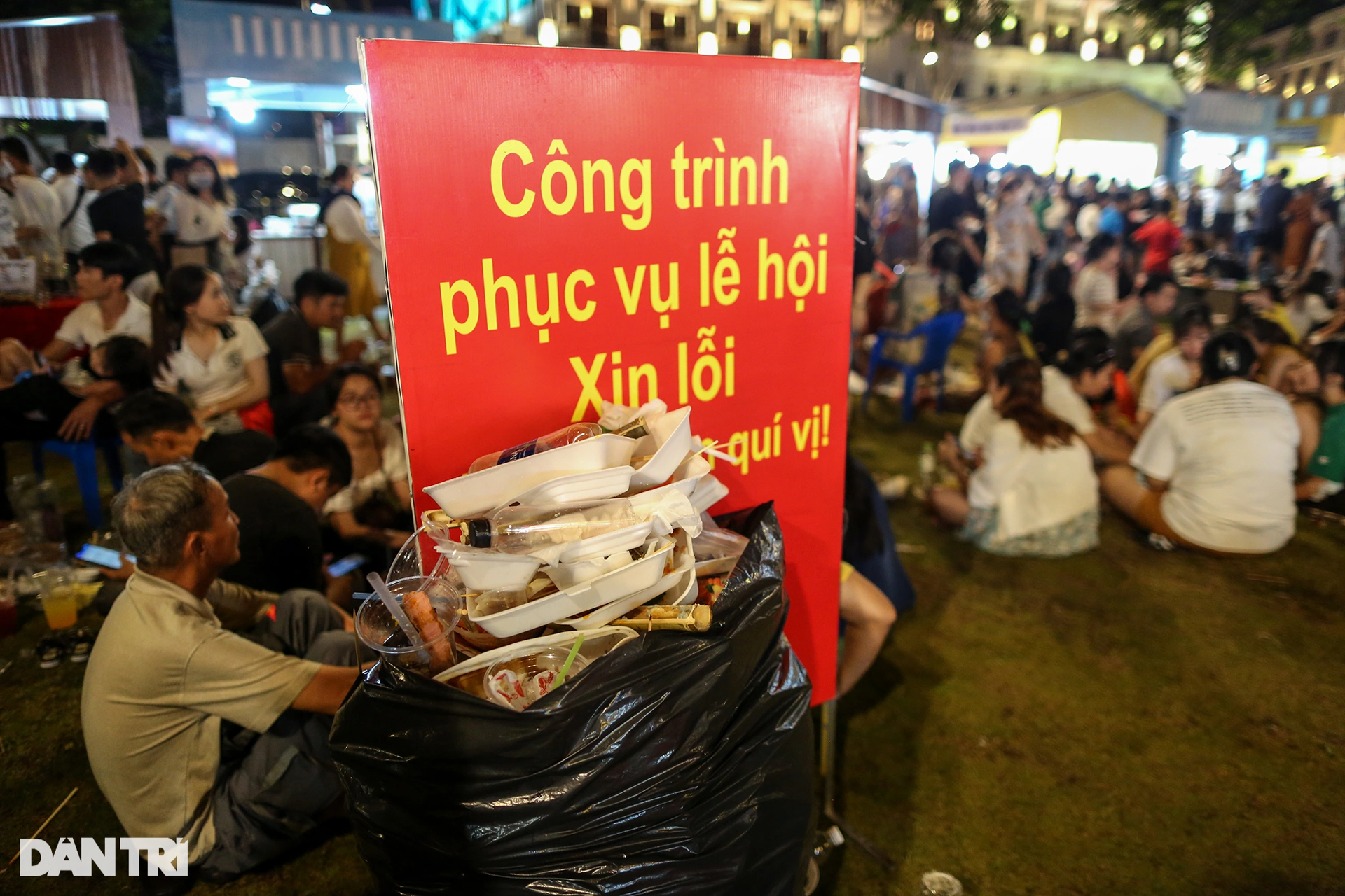 Công viên bến Bạch Đằng xơ xác, nhếch nhác trong lễ hội ẩm thực ở TPHCM - 14 Công viên bến Bạch Đằng xơ xác, nhếch nhác trong lễ hội ẩm thực ở TPHCM - 14