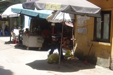 Dân chợ cũng “bỏ của chạy lấy người” vì nắng nóng