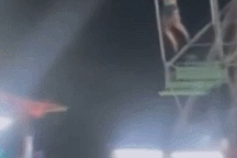 Clip "đu quay gặp lỗi khiến thiếu nữ bị rơi từ trên cao" gây sốc tuần qua