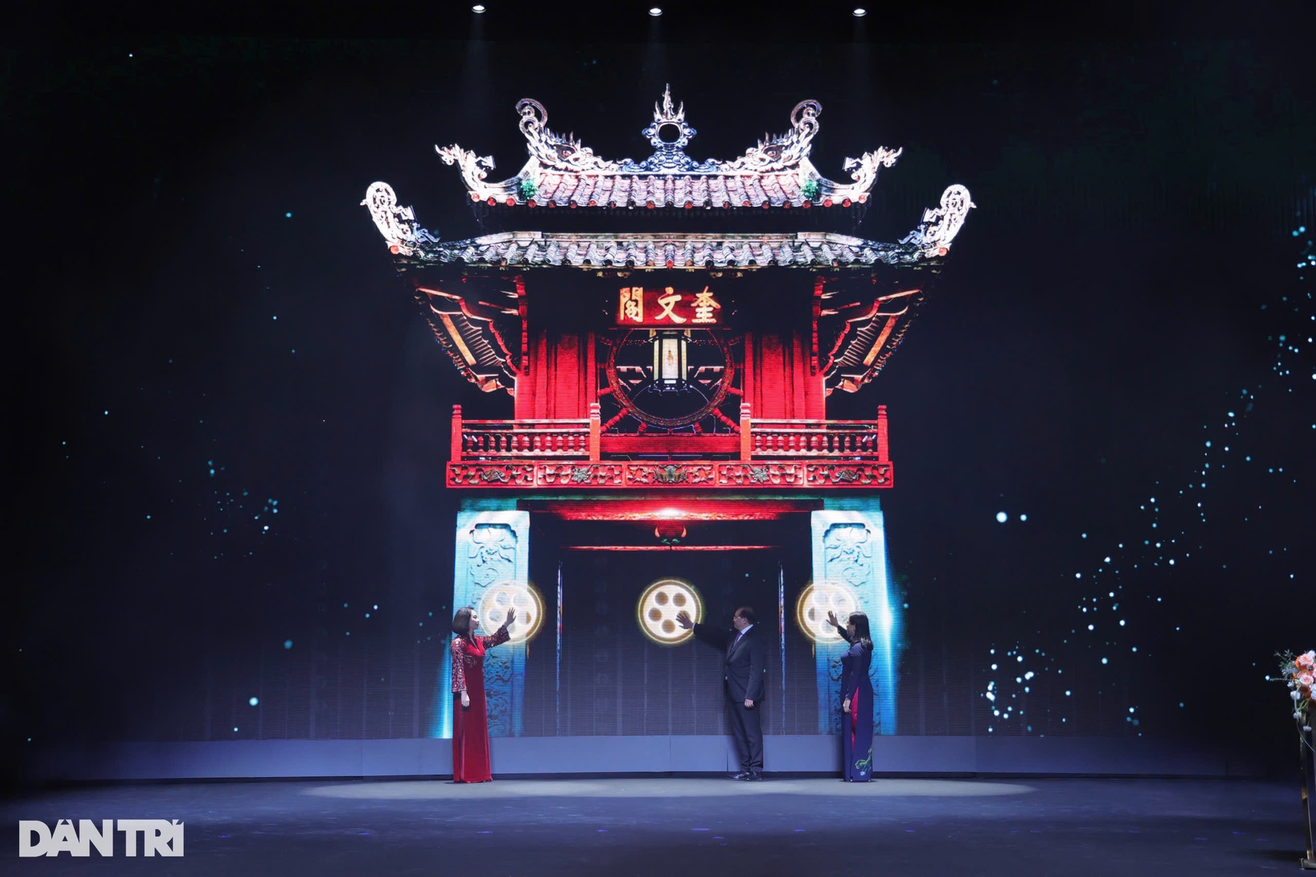 Chải Long Vũ bảnh bao, Khánh Ly rạng rỡ trên thảm đỏ LHP Quốc tế Hà Nội - 13 Chải Long Vũ bảnh bao, Khánh Ly rạng rỡ trên thảm đỏ LHP Quốc tế Hà Nội - 13