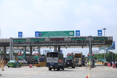 Cục Đường bộ yêu cầu tháo dỡ biển "cấm dừng xe quá 5 phút" tại trạm thu phí