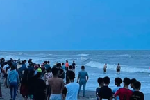 5 học sinh rủ nhau tắm biển, 2 em mất tích