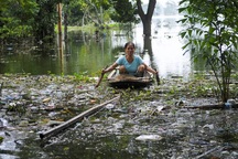 Ngập lụt ở Chương Mỹ: Thôn xóm ngập chìm trong "biển rác"