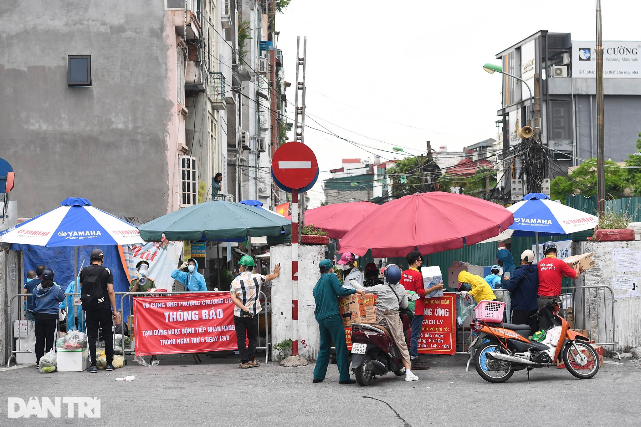 Phường Chương Dương cách ly thêm 14 ngày, cả trăm người ùn ùn gửi tiếp tế - 17 Phường Chương Dương cách ly thêm 14 ngày, cả trăm người ùn ùn gửi tiếp tế - 17