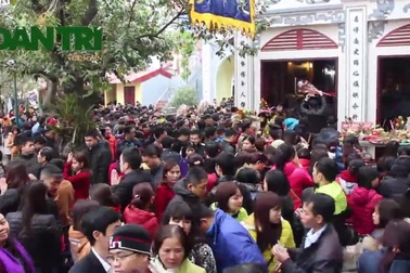 Hà Nội: “Mướt mồ hôi” dâng lễ cầu may trong Phủ Tây Hồ.