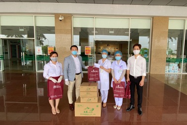 Eco Siberia Việt Nam trao tặng 100 phần quà Viên Bổ Huyết Siberia đến đội ngũ bác sĩ tuyến đầu chống dịch