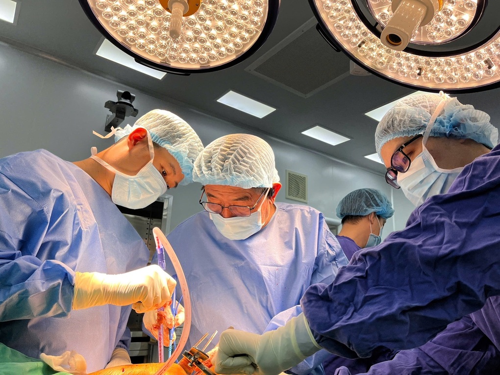 Ca mổ thay cùng lúc hai khớp gối, cắt cơn đau hơn 10 năm cho bệnh nhân 67 tuổi - 1 Ca mổ thay cùng lúc hai khớp gối, cắt cơn đau hơn 10 năm cho bệnh nhân 67 tuổi - 1