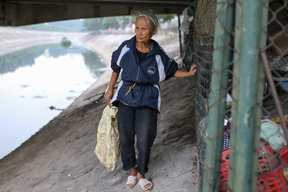 Hà Nội: Có nhà, có con cháu, cụ bà 74 tuổi vẫn thích sống tạm bợ dưới gầm cầu - 6 Hà Nội: Có nhà, có con cháu, cụ bà 74 tuổi vẫn thích sống tạm bợ dưới gầm cầu - 6
