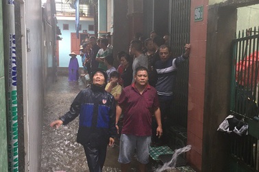 Chiến sĩ PCCC đội mưa chữa cháy tiệm trang điểm cô dâu