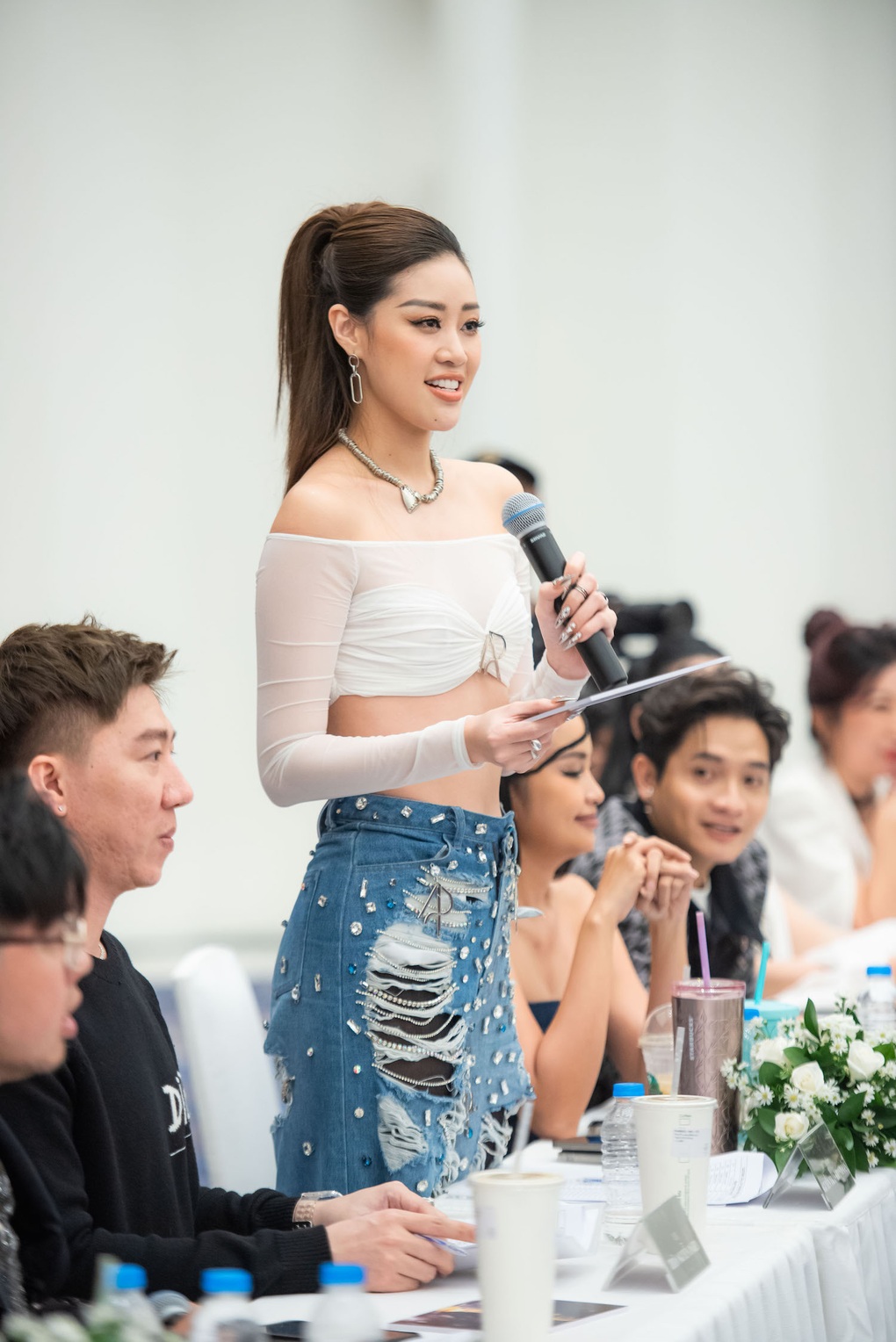 Khánh Vân, Võ Hoàng Yến mặc trang phục cá tính, đọ dáng khi làm giám khảo - 11 Khánh Vân, Võ Hoàng Yến mặc trang phục cá tính, đọ dáng khi làm giám khảo - 11