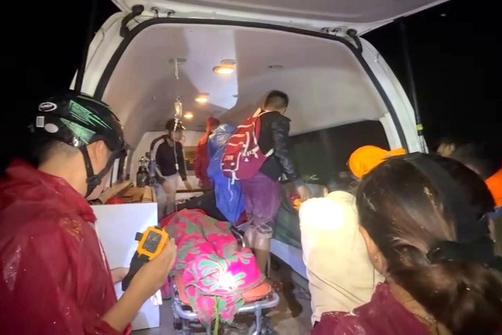 ដឹកជនរងគ្រោះបាក់ដី ៣នាក់ ជាង២០គីឡូម៉ែត្រ បញ្ជូនទៅមន្ទីរពេទ្យសង្គ្រោះបន្ទាន់ - ២ Xuyên đêm khiêng 3 nạn nhân bị sạt lở đi hơn 20km đến bệnh viện cấp cứu - 2