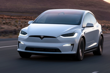 "Điêu đứng" vì không khởi động được xe điện Tesla đỗ trong hầm mất sóng