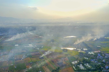 Đường Hà Nội mù mịt khói vì người dân đốt rơm rạ