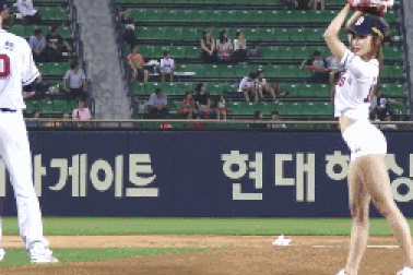 Clip “màn ném bóng chày siêu nóng bỏng” nổi bật nhất Internet tuần qua